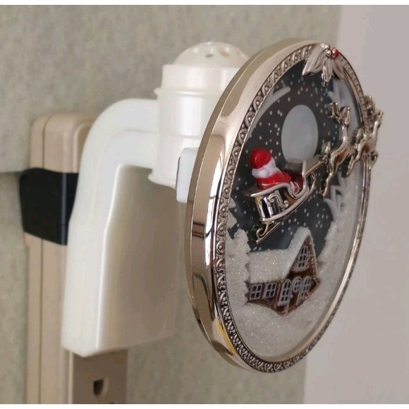 Bath & Body Works Santa Sleigh Reindeer Winter Wallflower Diffuser Nightlight - Picture 6 of 8